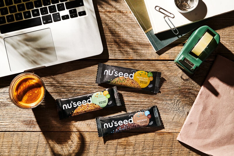 the nu company launcht Energieriegel nussed und liefert Antwort auf Deutschlands ungesunde Büro-Snack-Kultur.