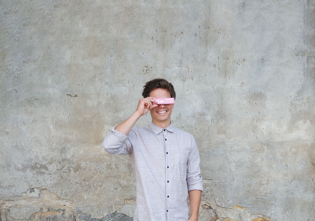 Christian Fenner mit nucao vor Betonwand