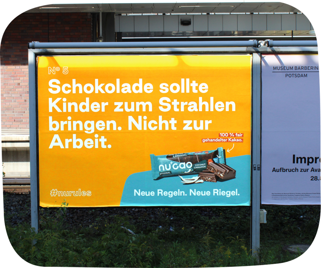Plakat 5 - Regel Nummer 5 - Schokolade sollte Kinder zum Strahlen bringen. Nicht zur Arbeit. #nurules - Neue Regeln. Neue Riegel. - the nu company
