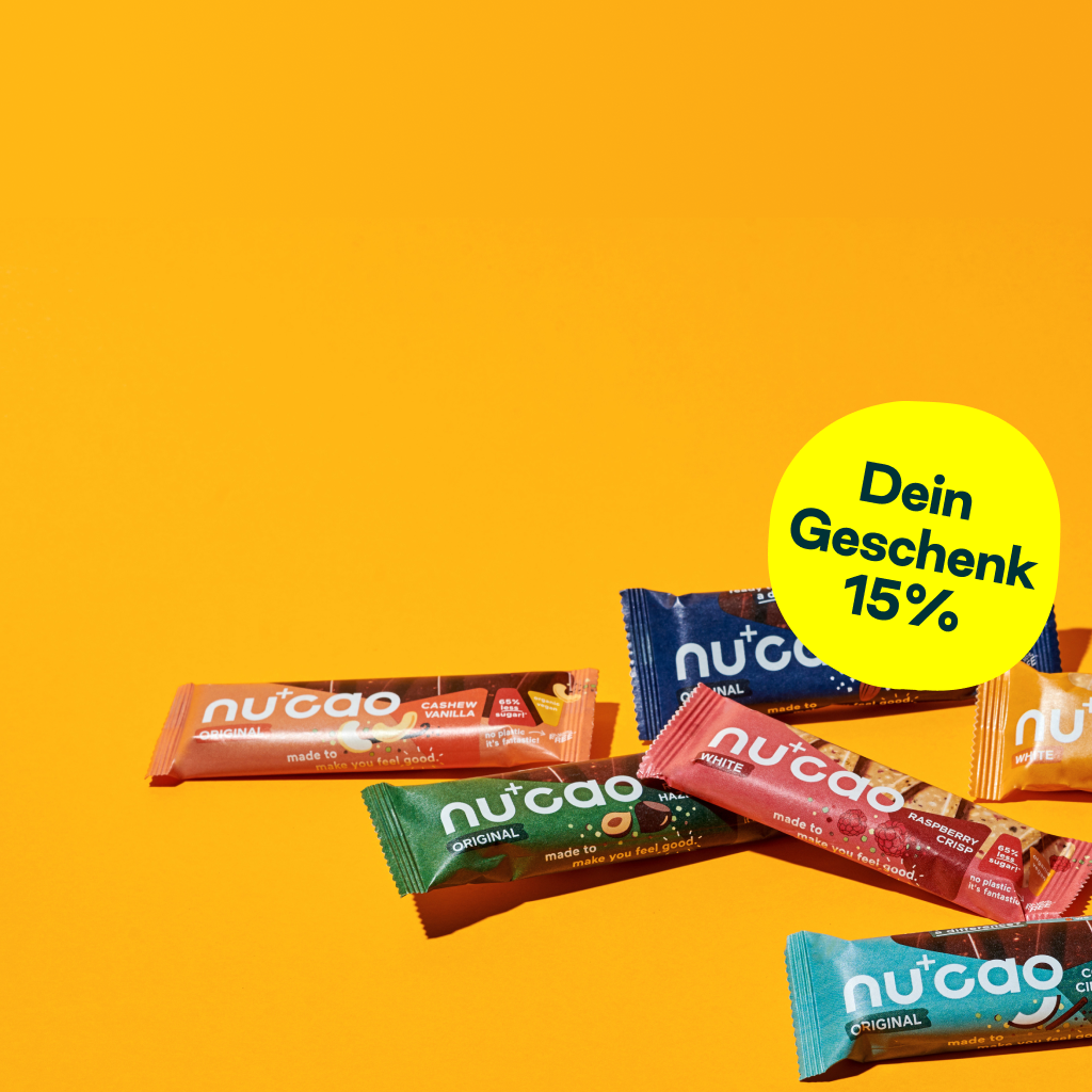 the nu company. nucao Schokoriegel verschiedene Sorten liegen auf dem Hintergrund verteilt. Sticker mit 15% Rabatt