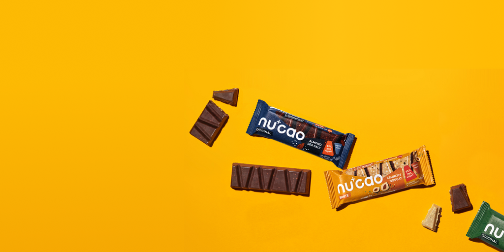 the nu company - nucao Schokoriegel Sorten Almond Sea Salt und Crunchy Nougat.