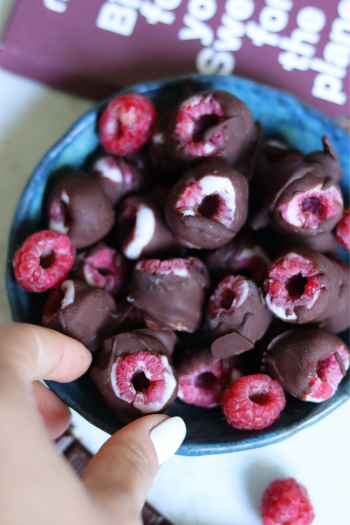 Vegane Snackidee für den Sommer: Frozen Raspberries mit nucao Schokolade